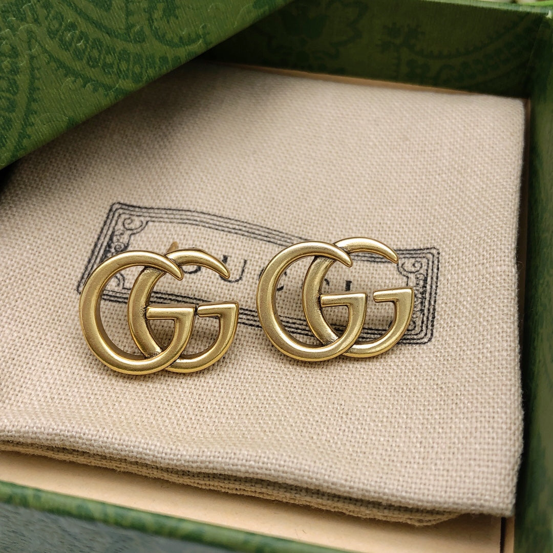 Classic versatile stud earrings