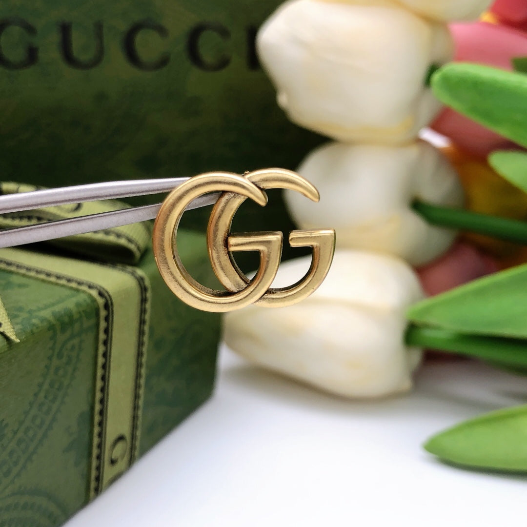 Classic versatile stud earrings