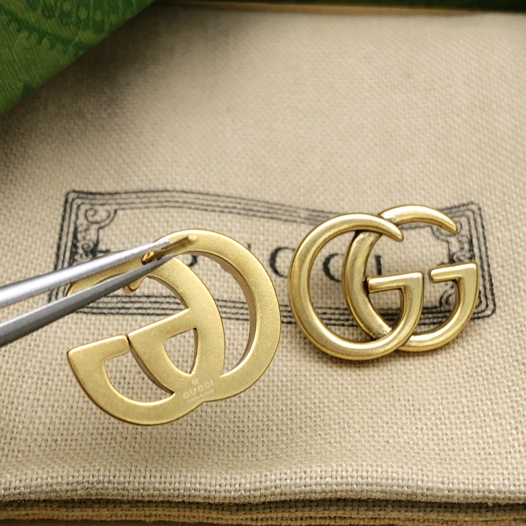 Classic versatile stud earrings