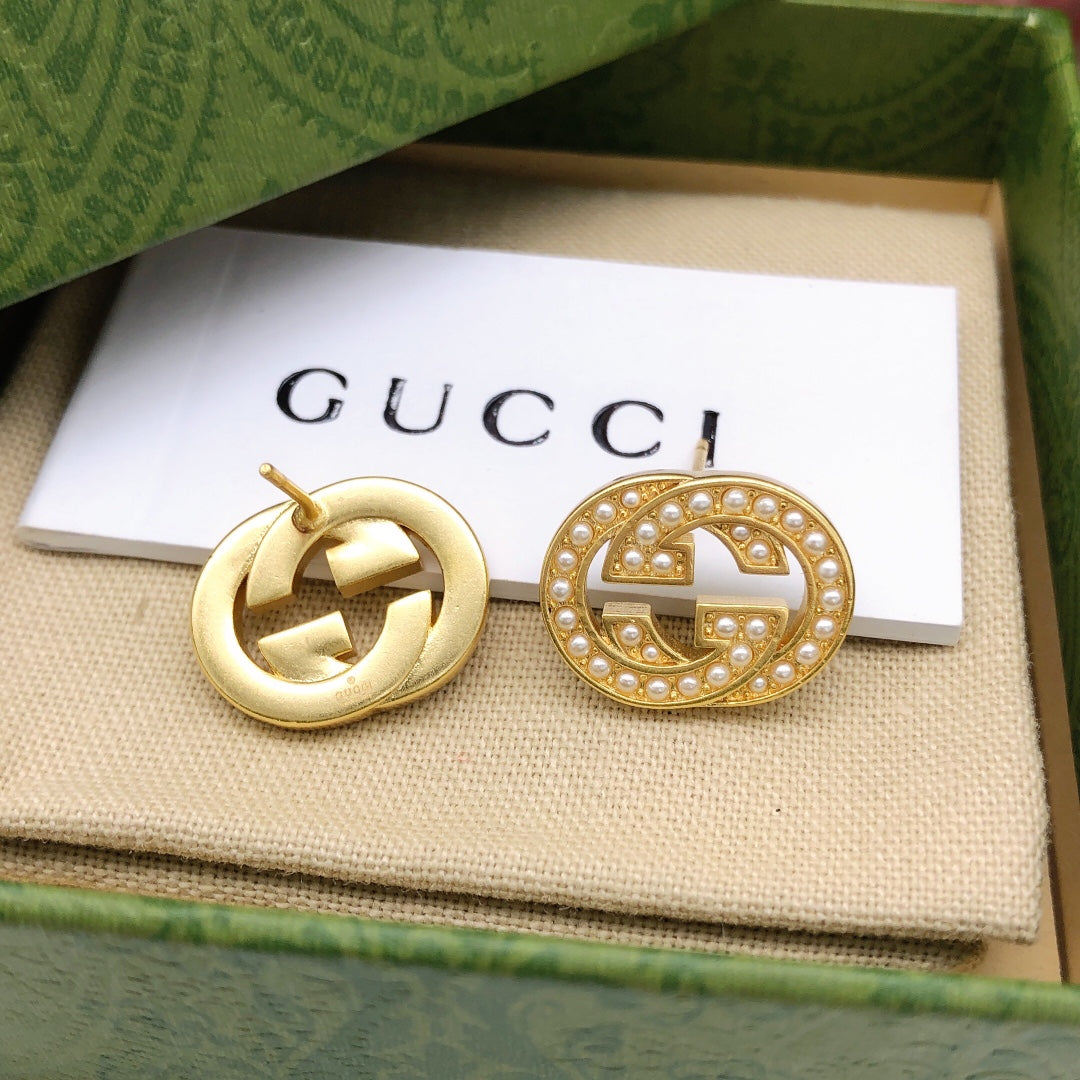 Fashionable mini pearl stud earrings
