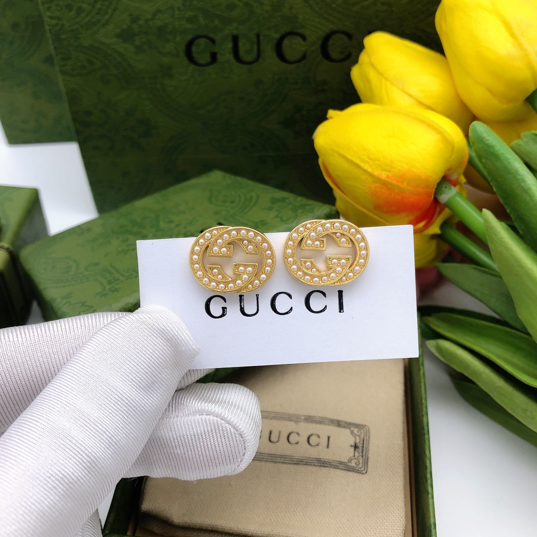 Fashionable mini pearl stud earrings