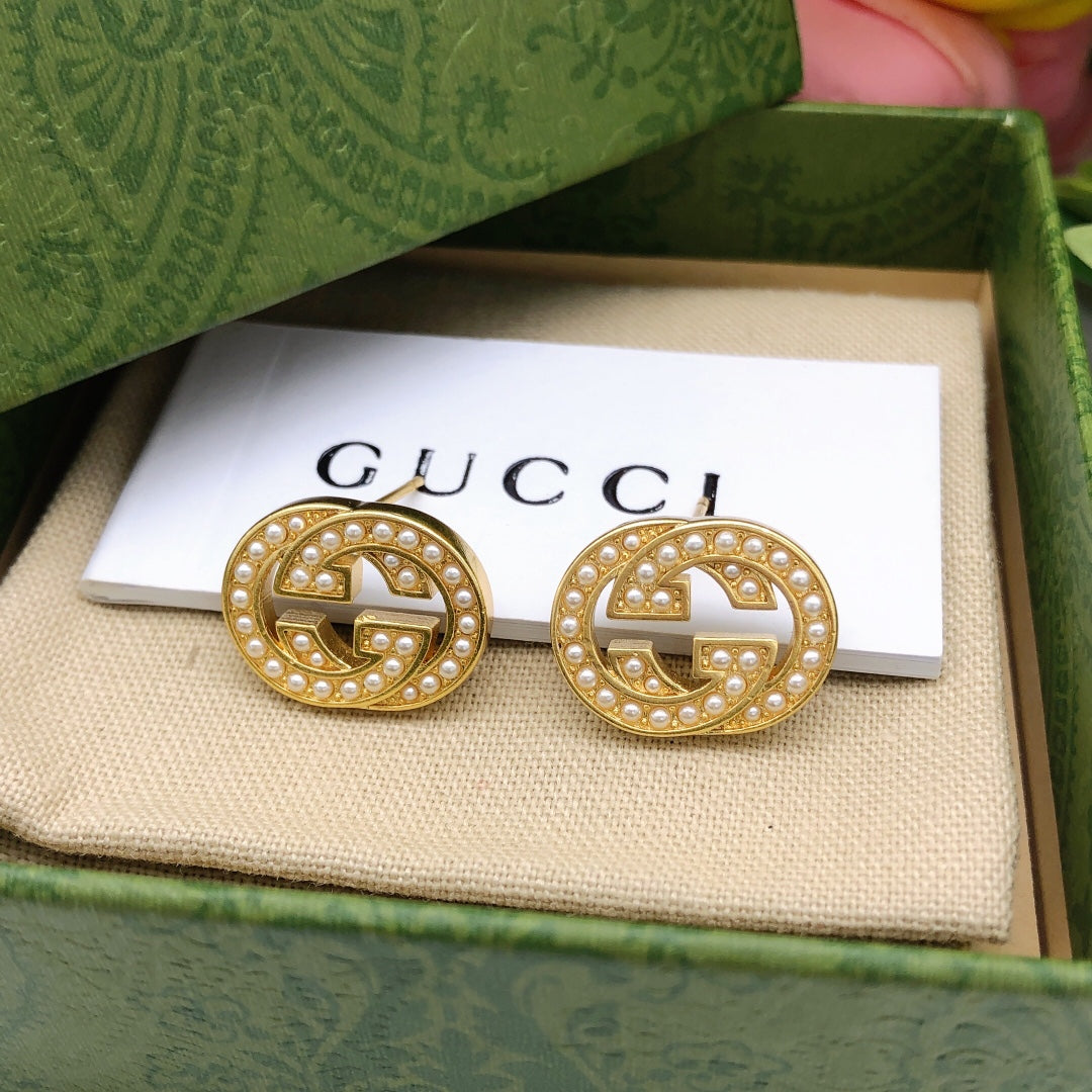 Fashionable mini pearl stud earrings