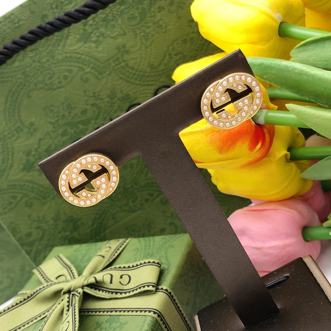 Fashionable mini pearl stud earrings