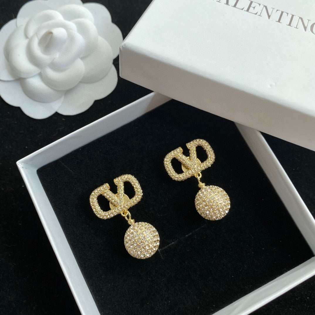 Stylish Diamond Round Pendant Earrings