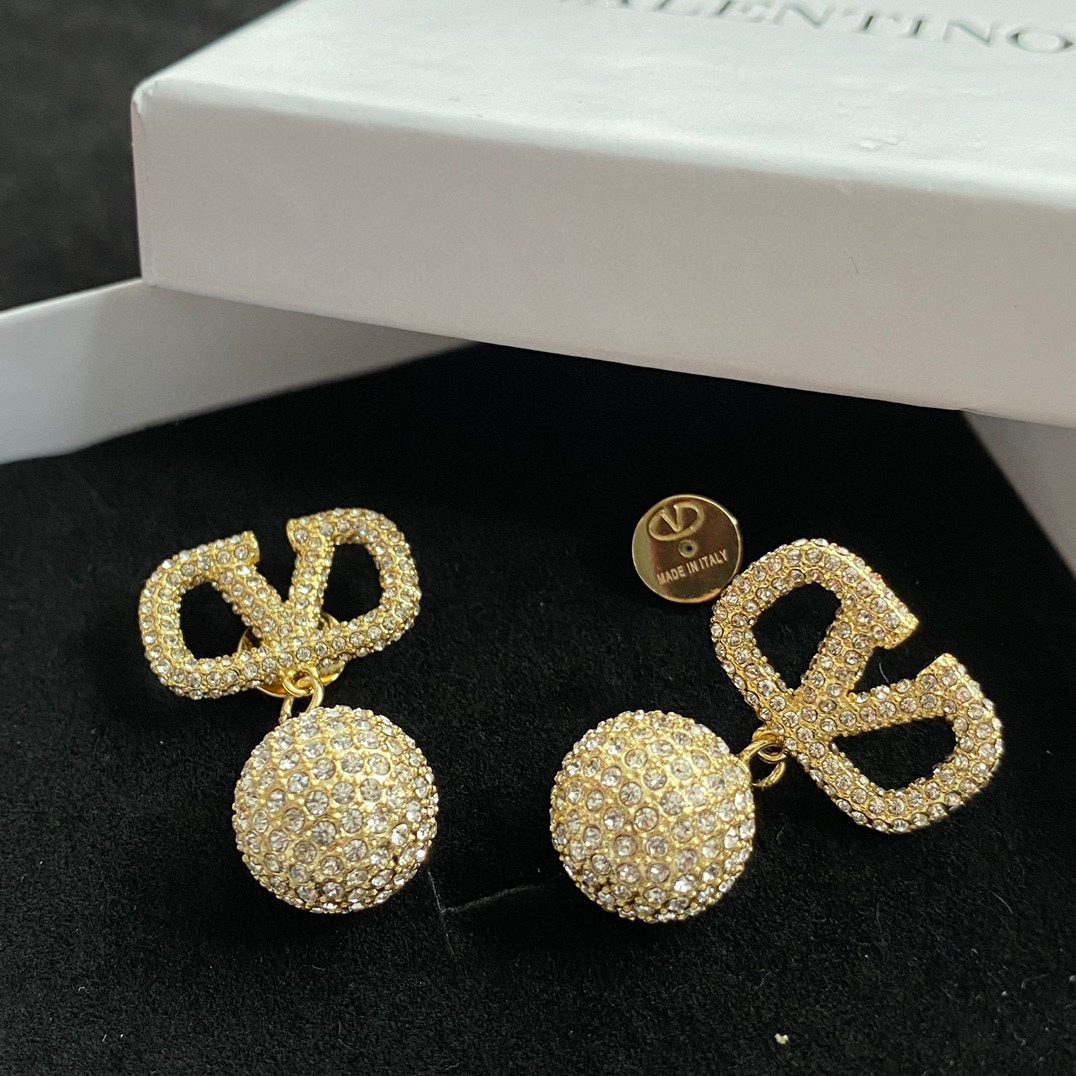 Stylish Diamond Round Pendant Earrings