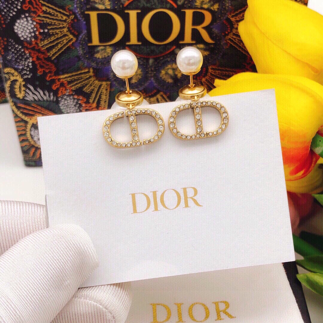 Diamond-Engraved Pearl Earrings