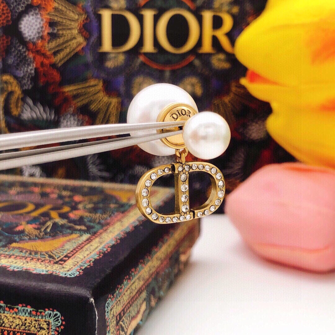 Diamond-Engraved Pearl Earrings
