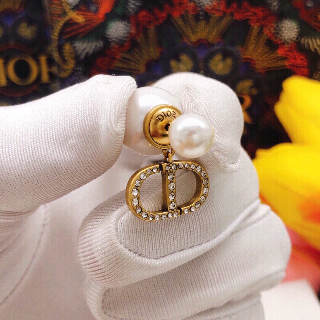 Diamond-Engraved Pearl Earrings