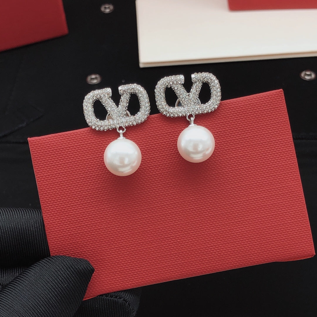Fashionable Pearl Pendant Diamond Earrings