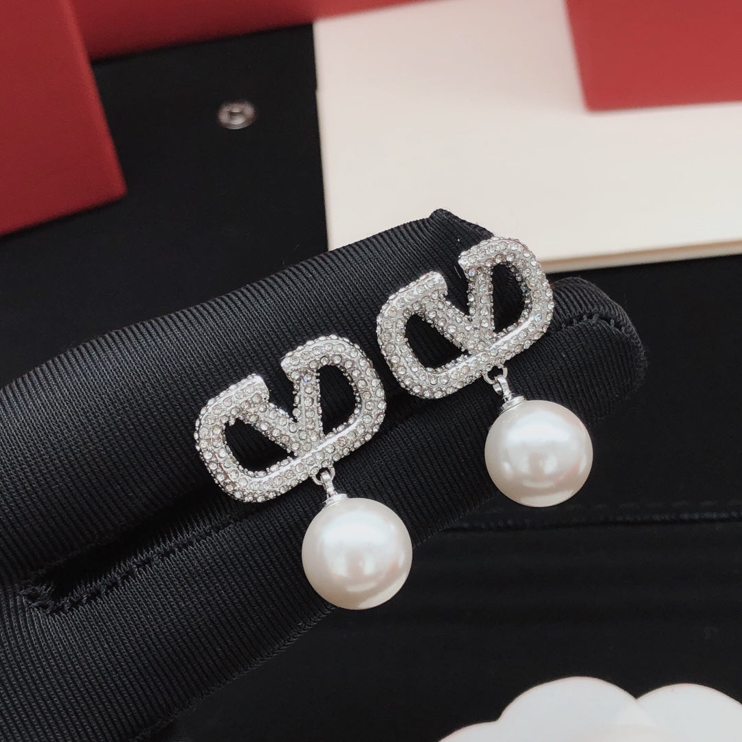 Fashionable Pearl Pendant Diamond Earrings