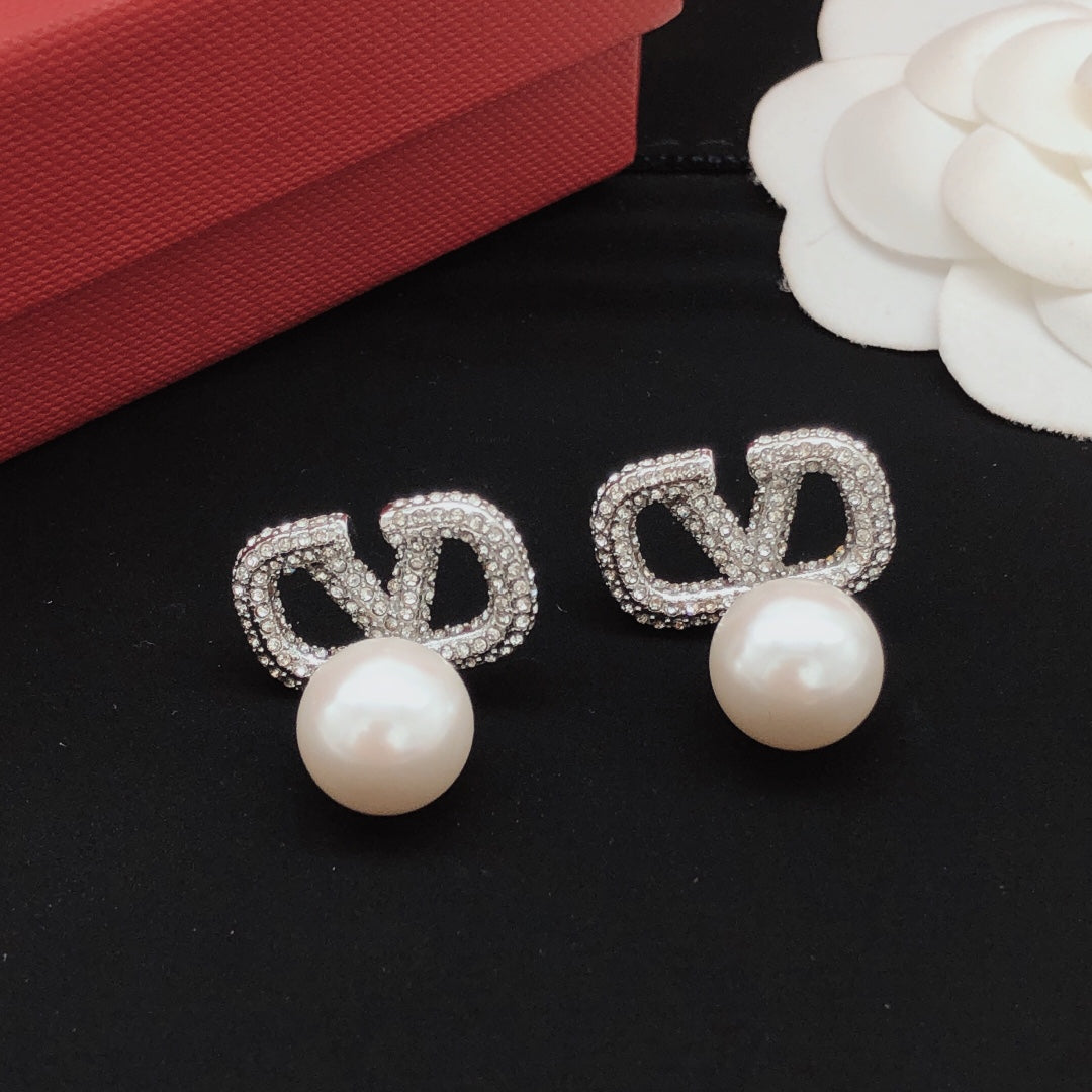 Fashionable Pearl Pendant Diamond Earrings