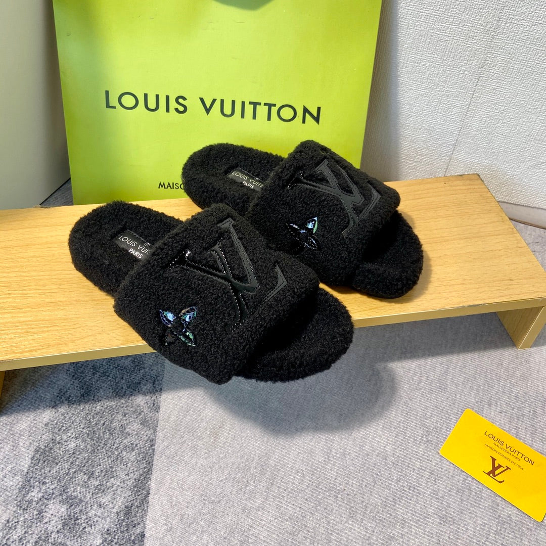 Embossed wool slippers