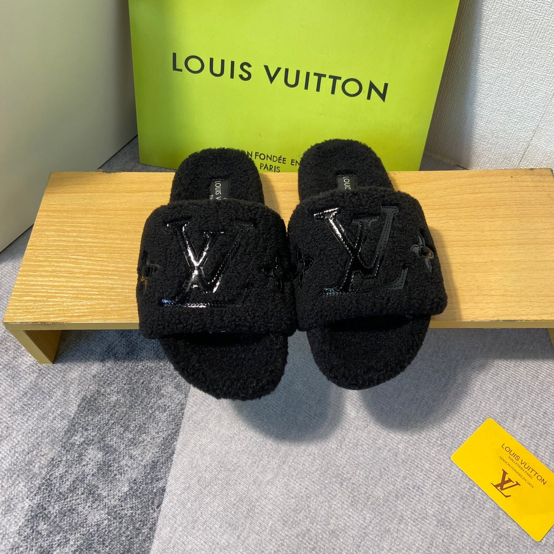 Embossed wool slippers