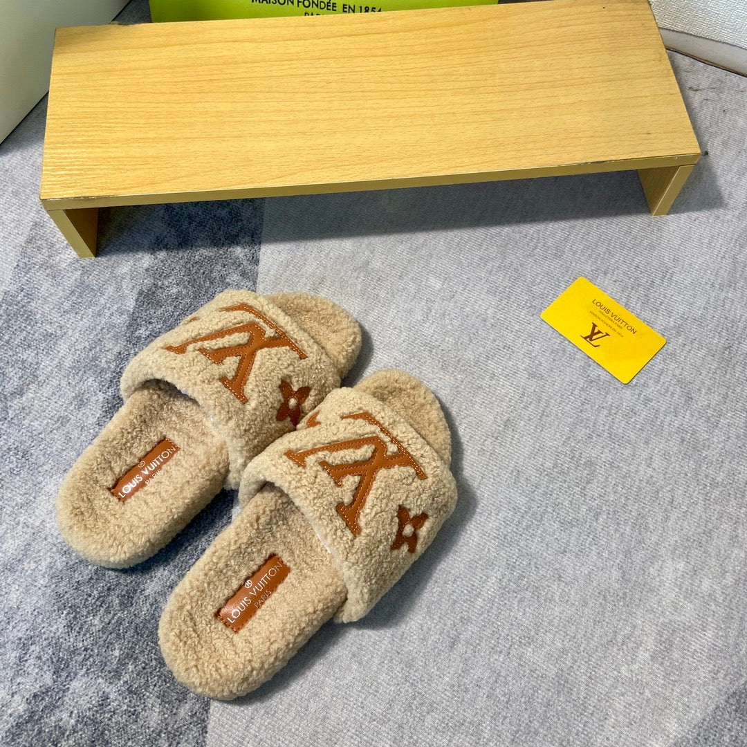 Embossed wool slippers
