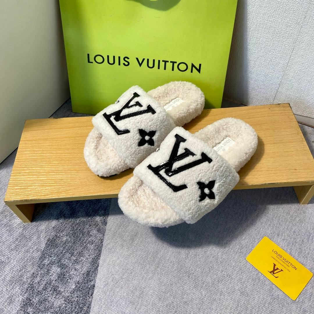 Embossed wool slippers