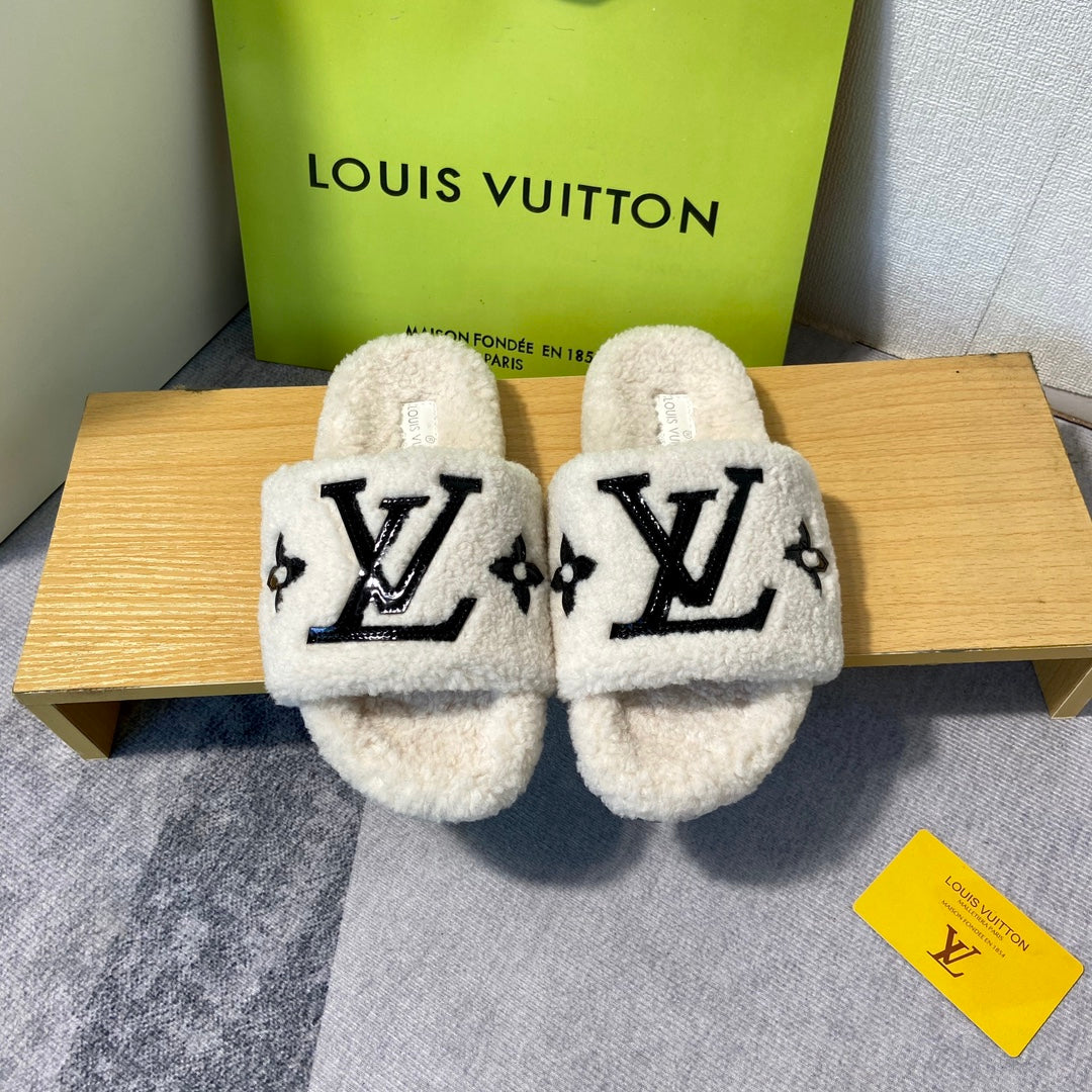 Embossed wool slippers