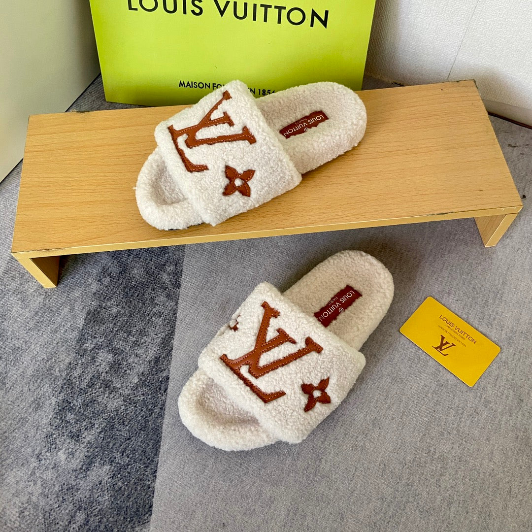 Embossed wool slippers