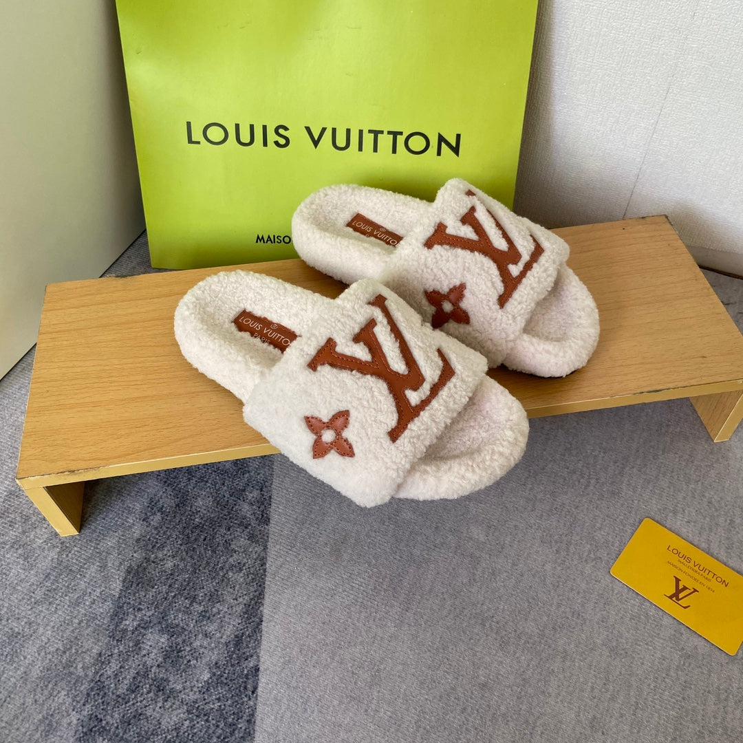 Embossed wool slippers