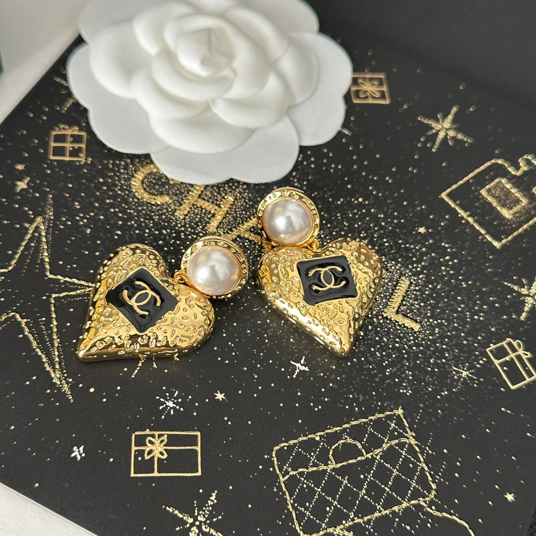 Heart-shaped Pendant Pearl Earrings