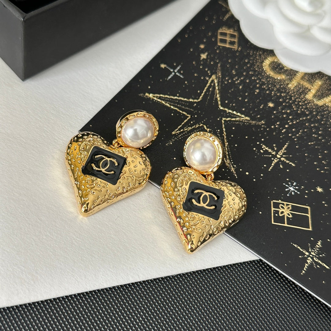 Heart-shaped Pendant Pearl Earrings