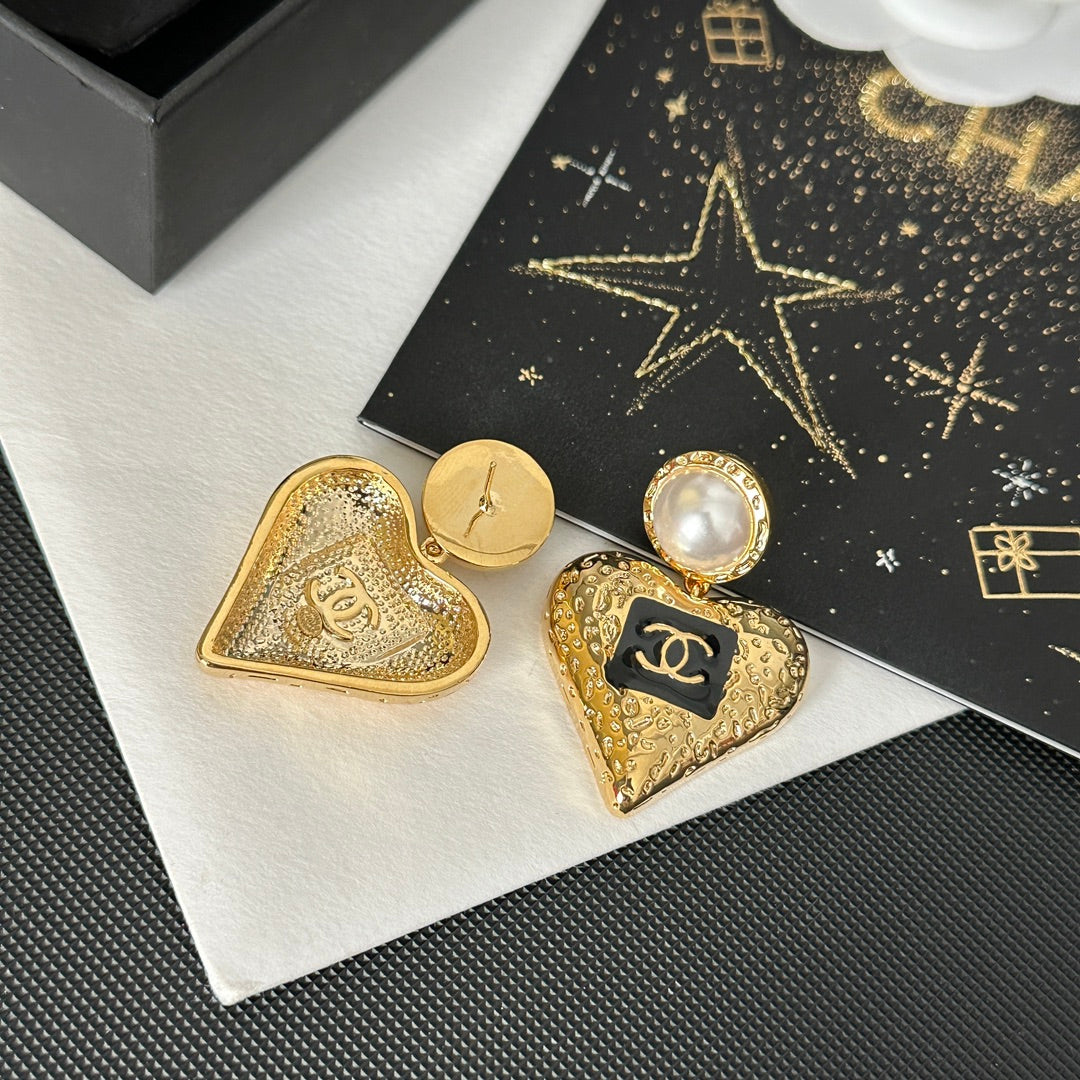 Heart-shaped Pendant Pearl Earrings