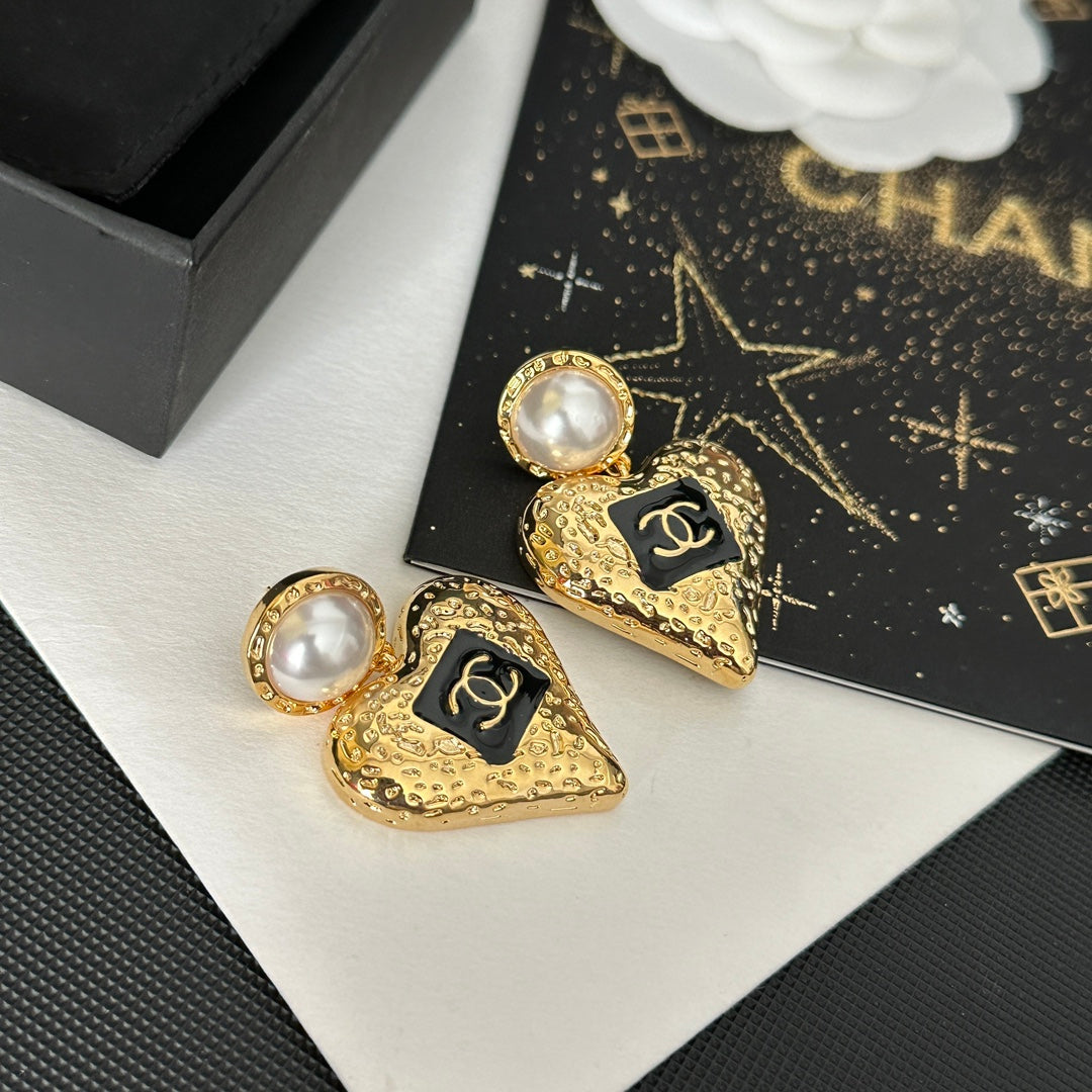 Heart-shaped Pendant Pearl Earrings