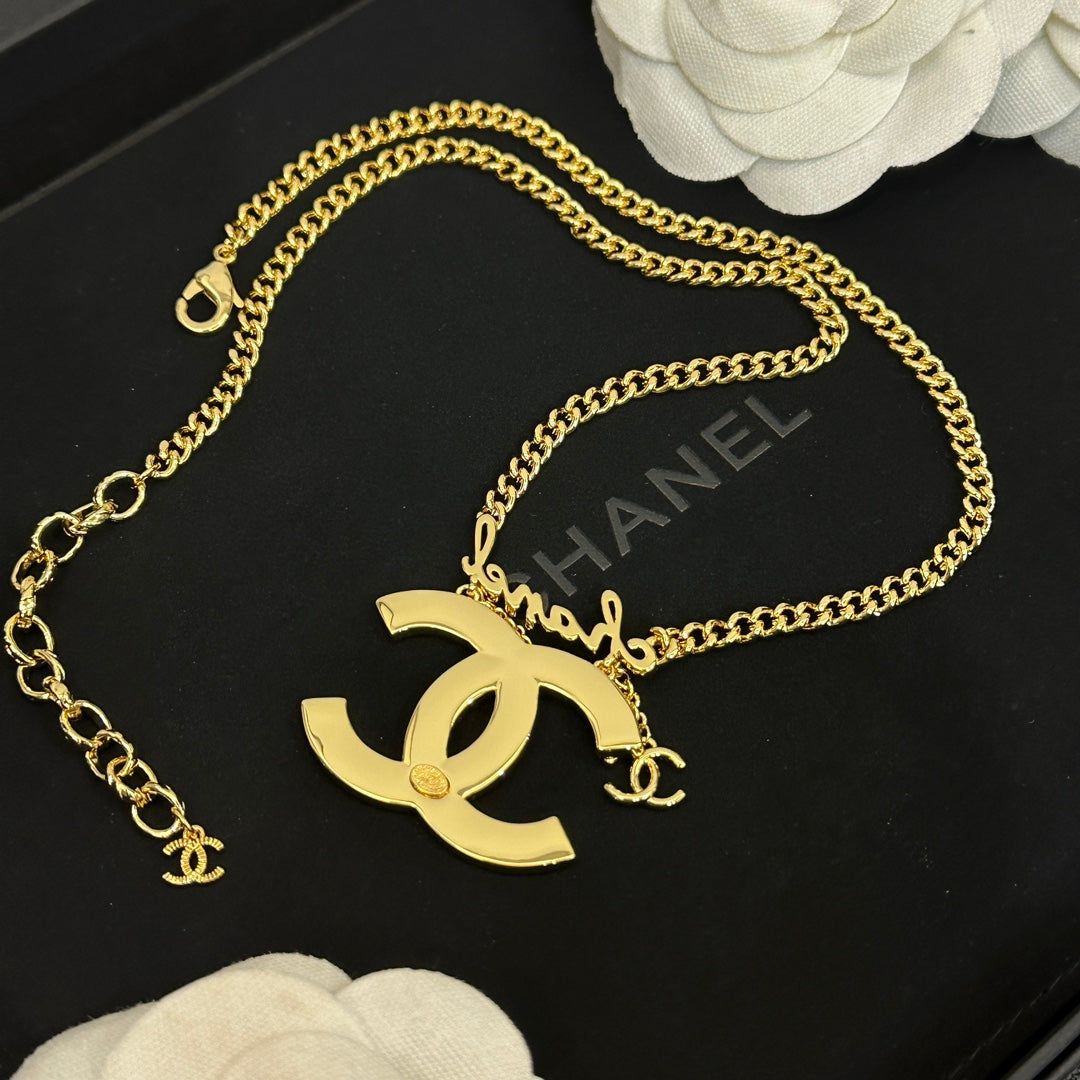 Fashionable gold star pendant necklace