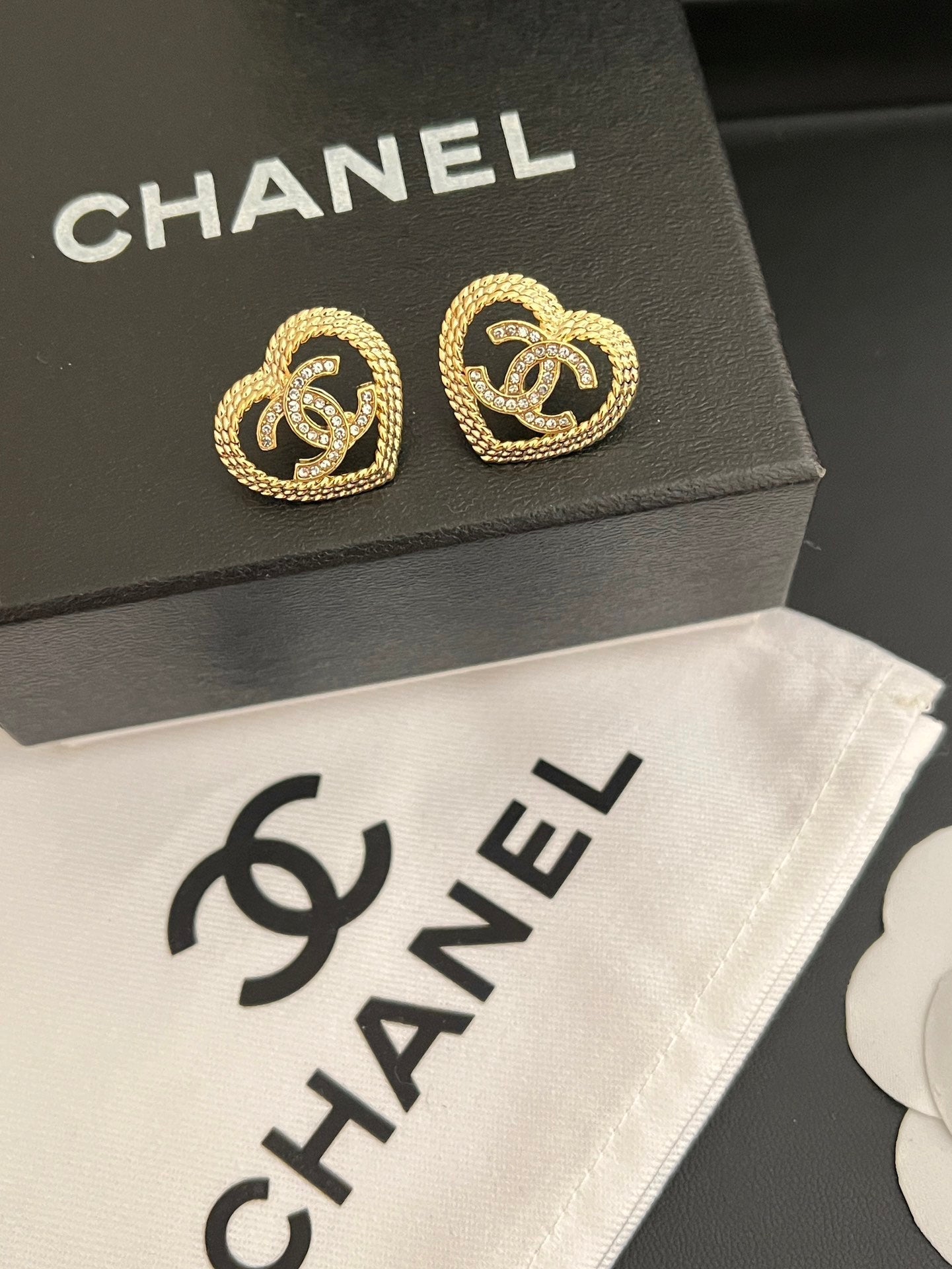 Heart-shaped Hollow Diamond Earrings