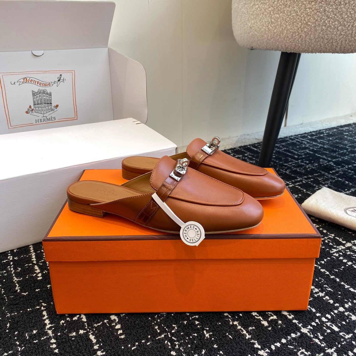 Metal buckle leather half-covered shoe