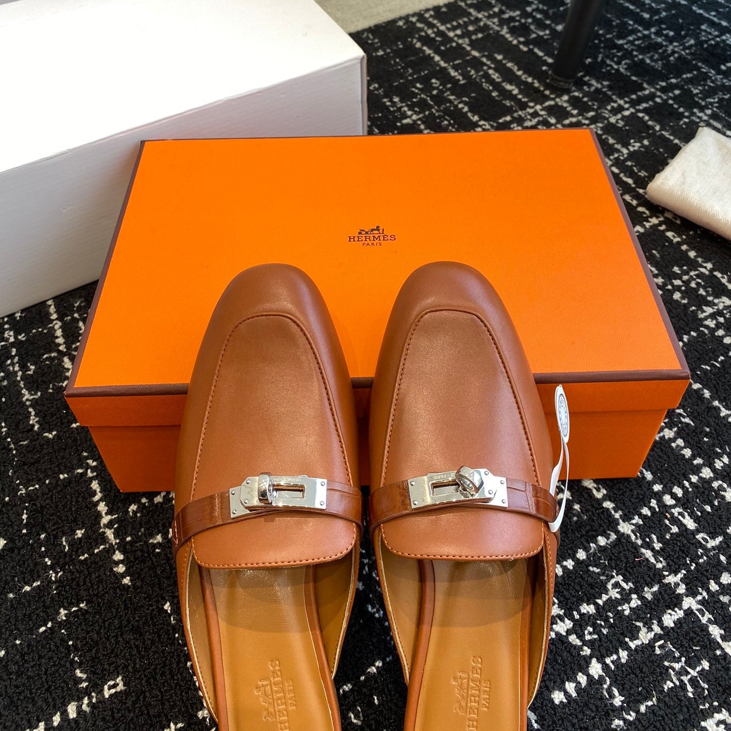 Metal buckle leather half-covered shoe