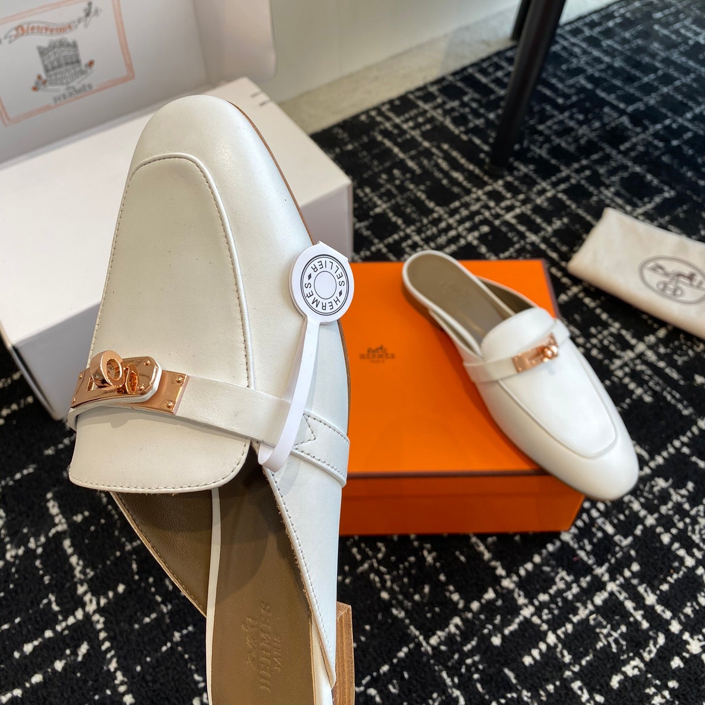 Metal buckle leather half-covered shoe