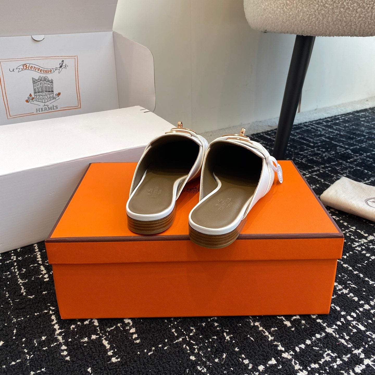 Metal buckle leather half-covered shoe