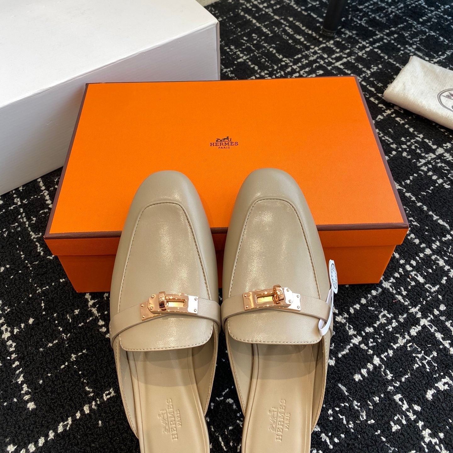 Metal buckle leather half-covered shoe