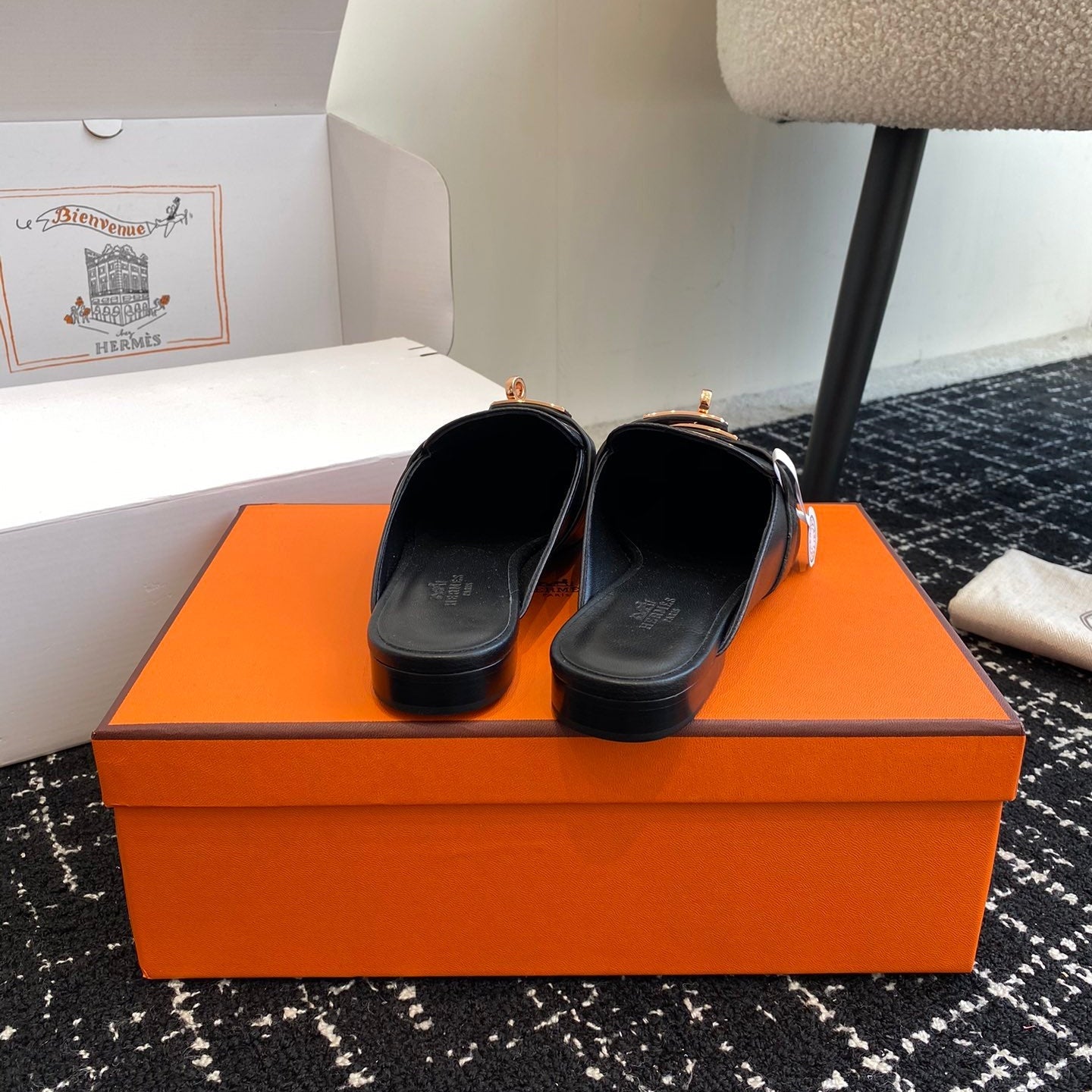 Metal buckle leather half-covered shoe