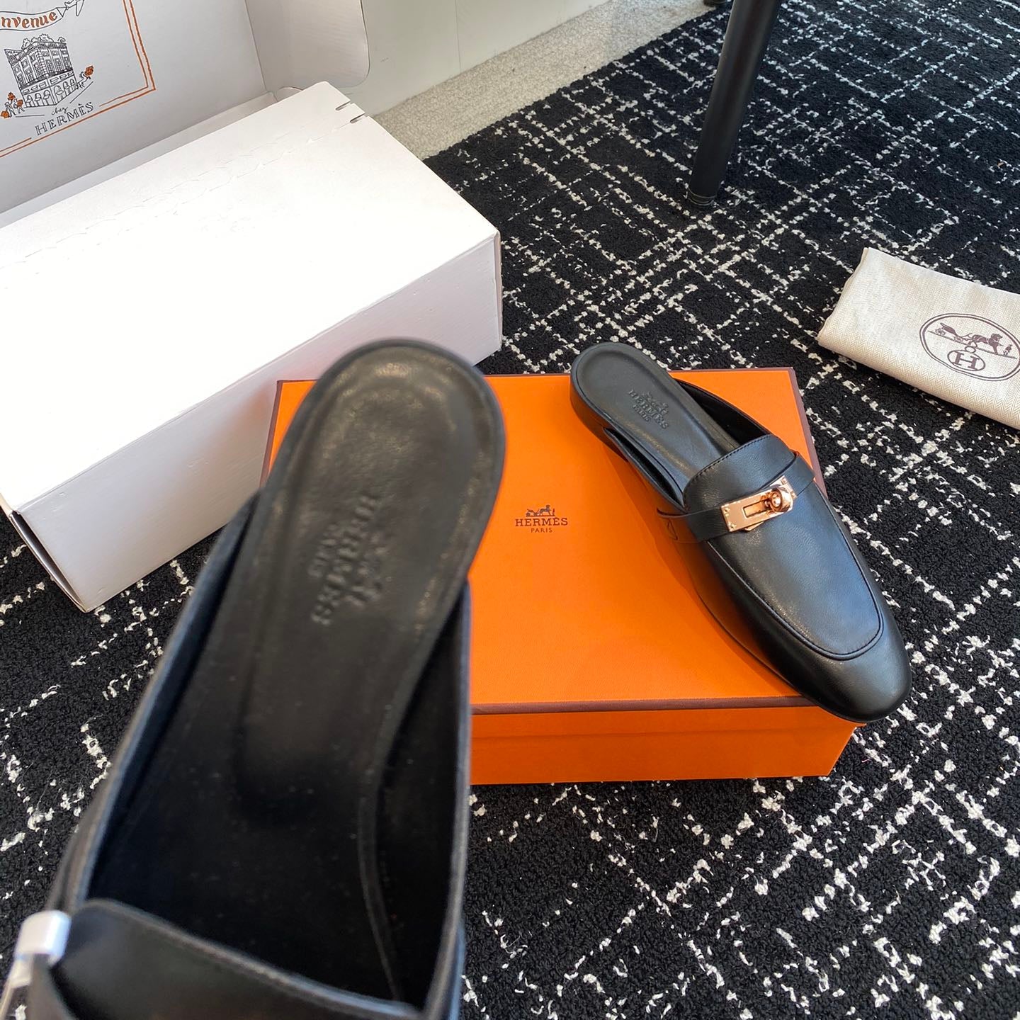 Metal buckle leather half-covered shoe