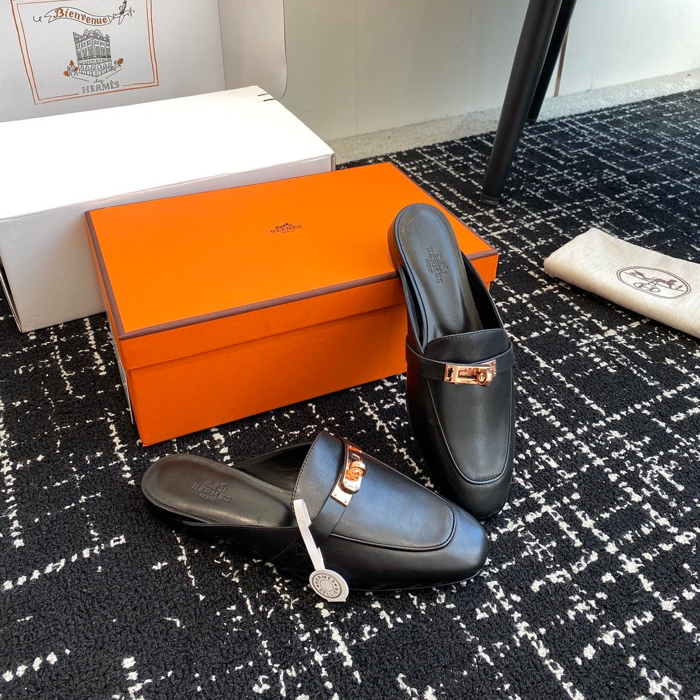 Metal buckle leather half-covered shoe