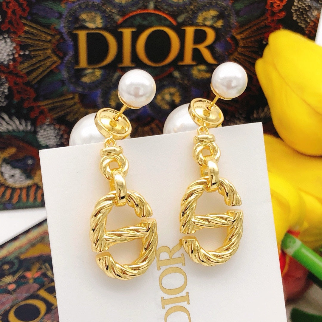 Twisted Metal Pearl Earrings