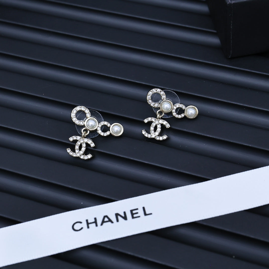 Fashionable Pearl Letter Earrings