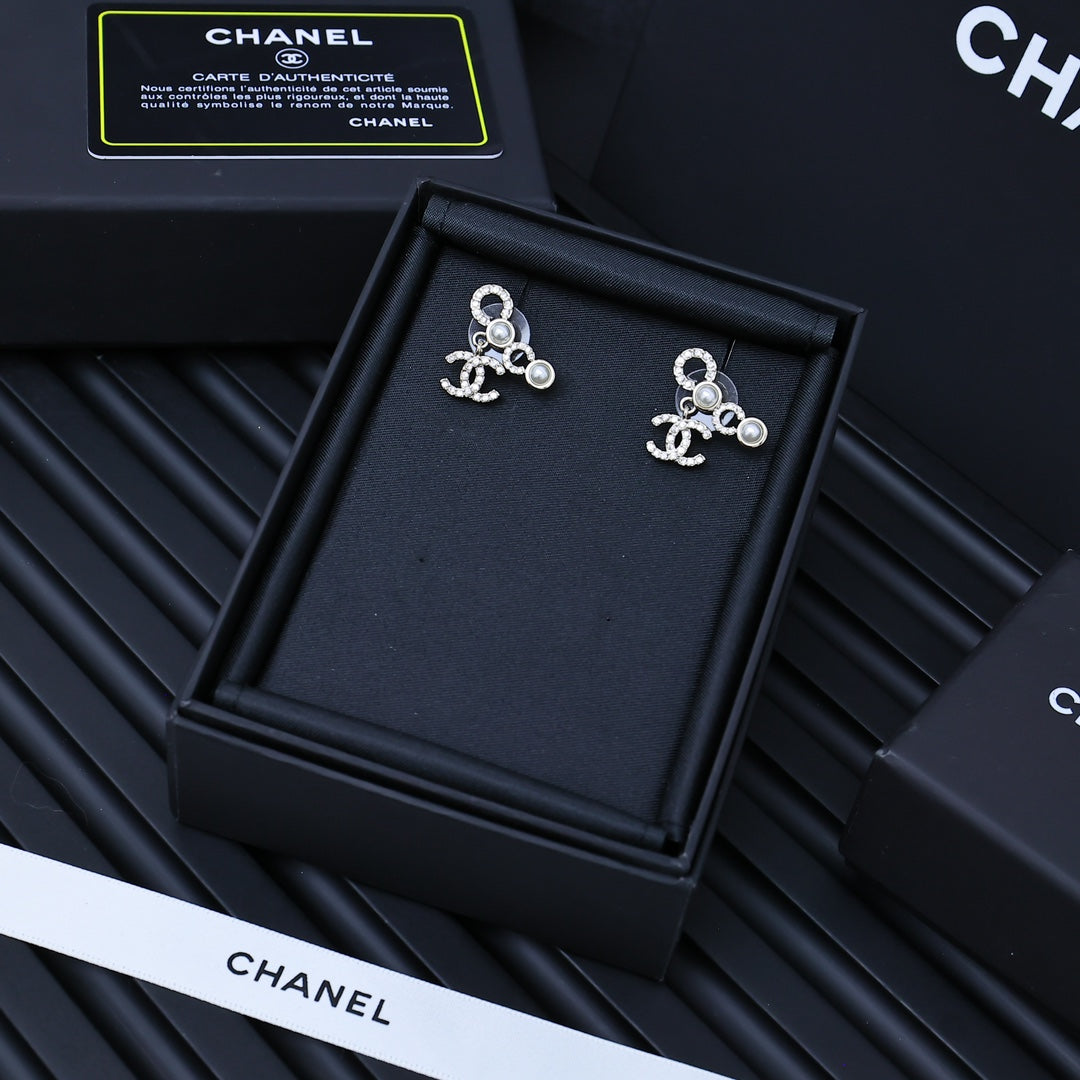 Fashionable Pearl Letter Earrings