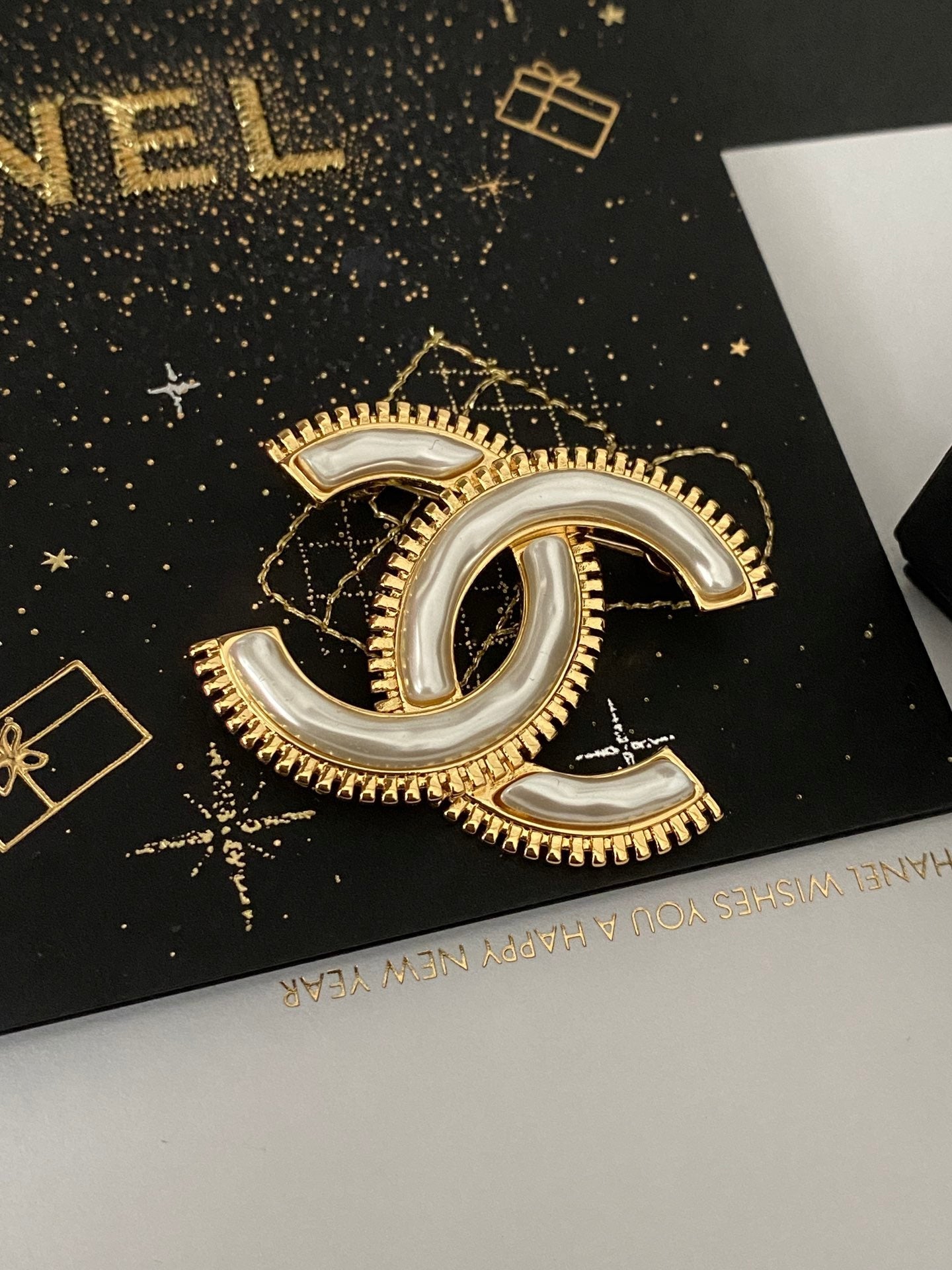 Versatile Gear Pearl Brooch