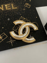 Versatile Gear Pearl Brooch