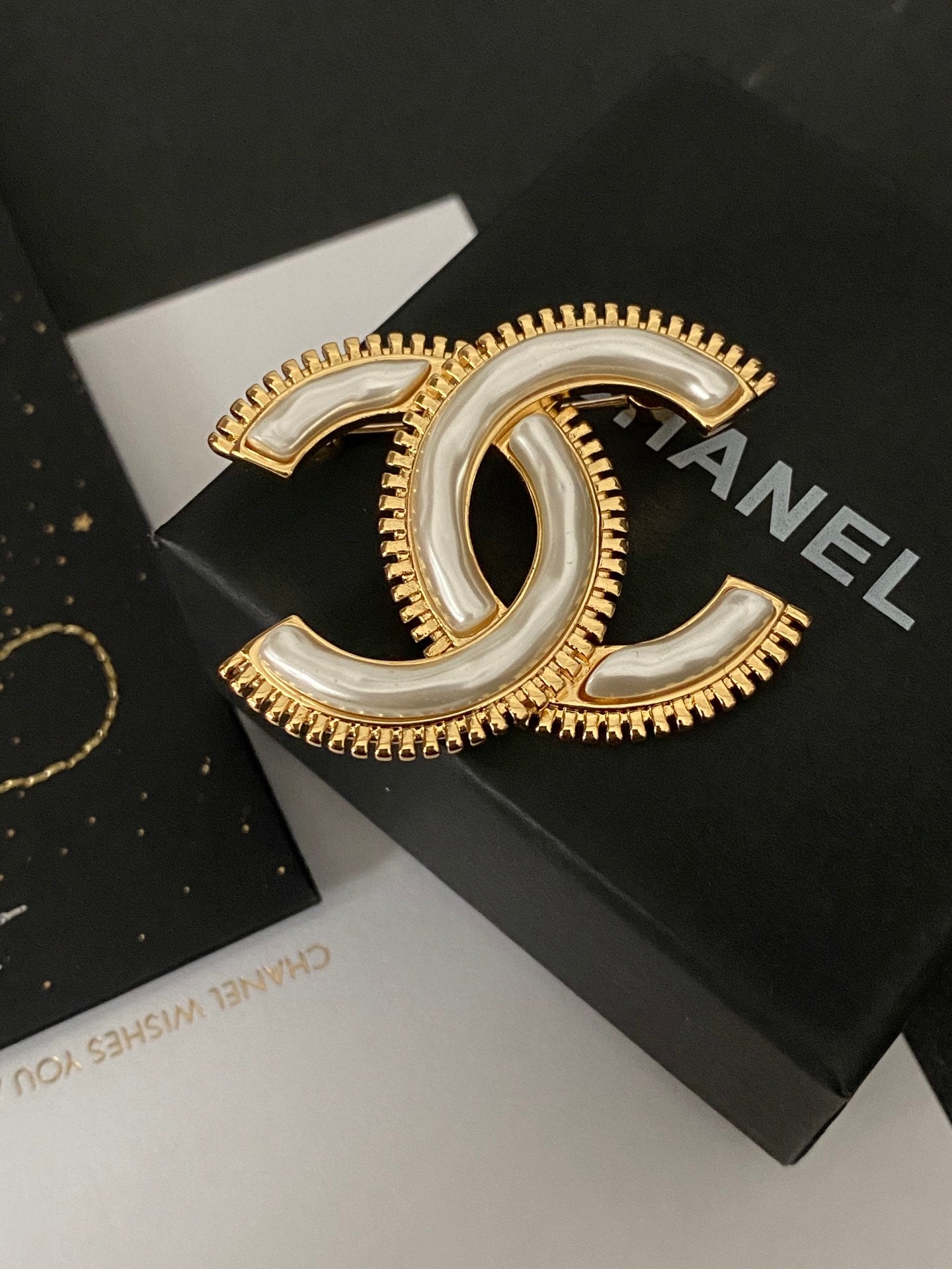 Versatile Gear Pearl Brooch