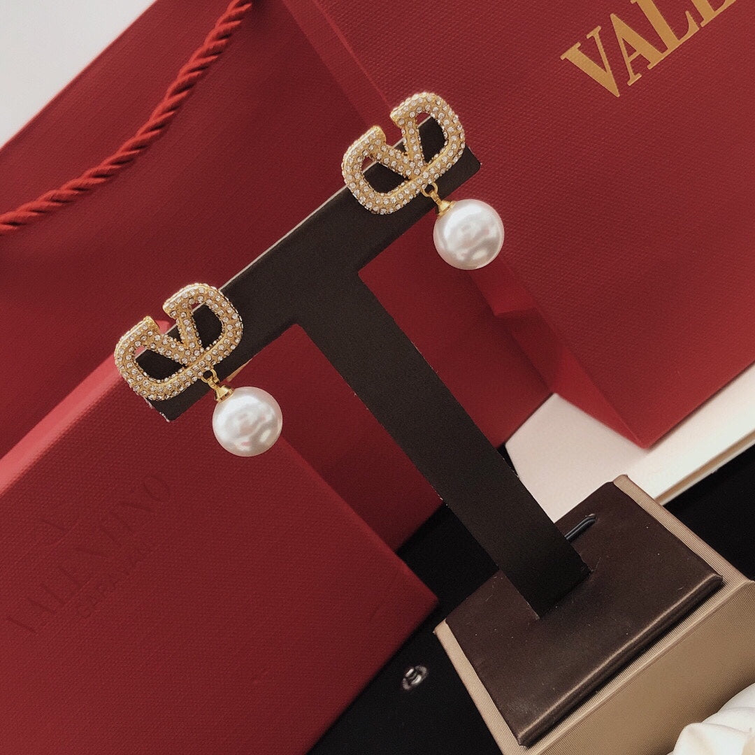 Fashionable Pearl Pendant Diamond Earrings