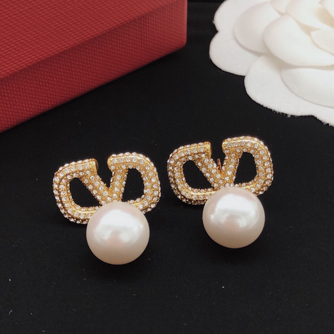 Fashionable Pearl Pendant Diamond Earrings
