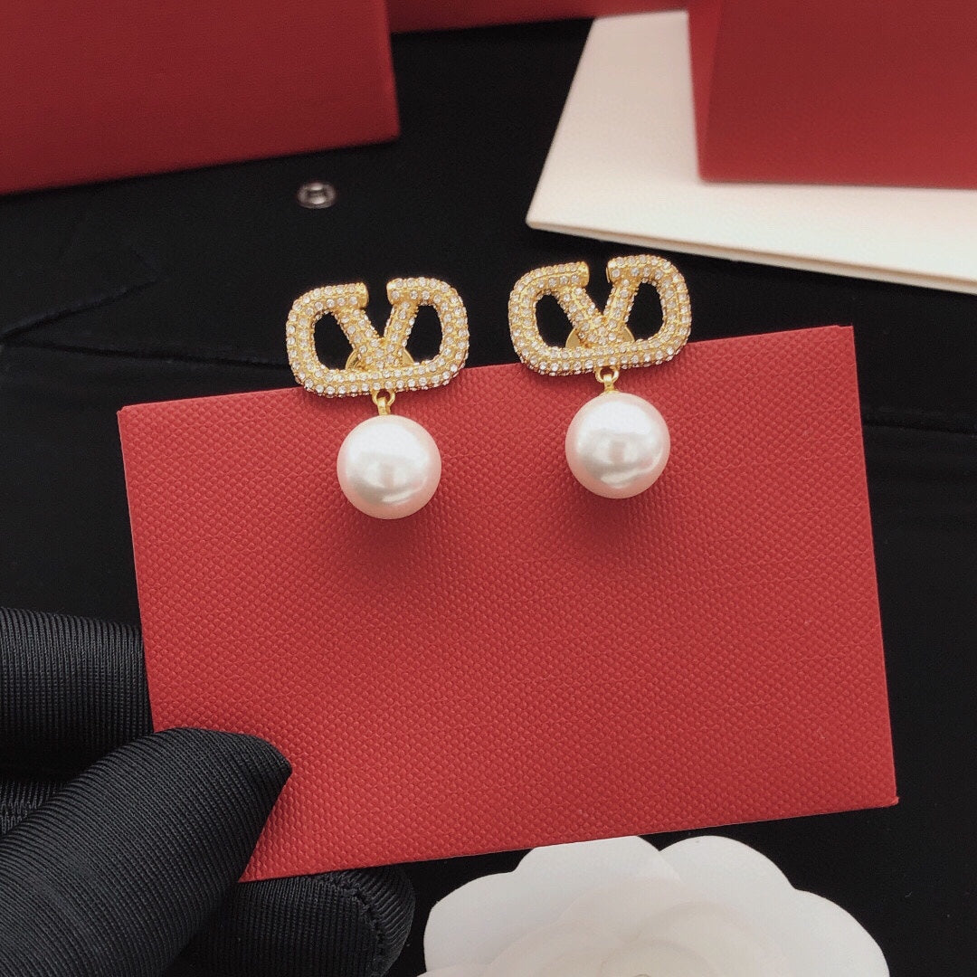 Fashionable Pearl Pendant Diamond Earrings