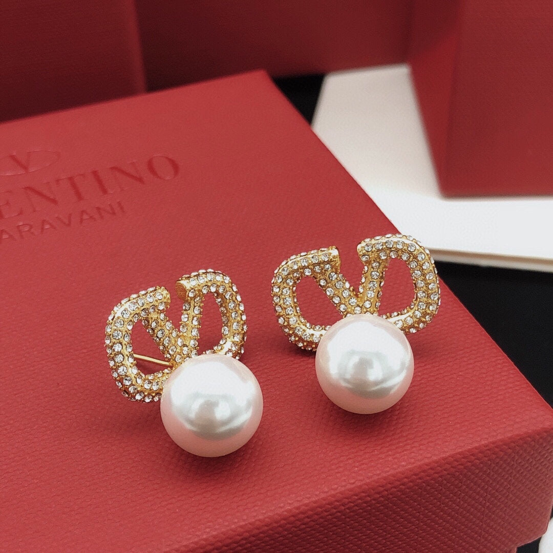Fashionable Pearl Pendant Diamond Earrings