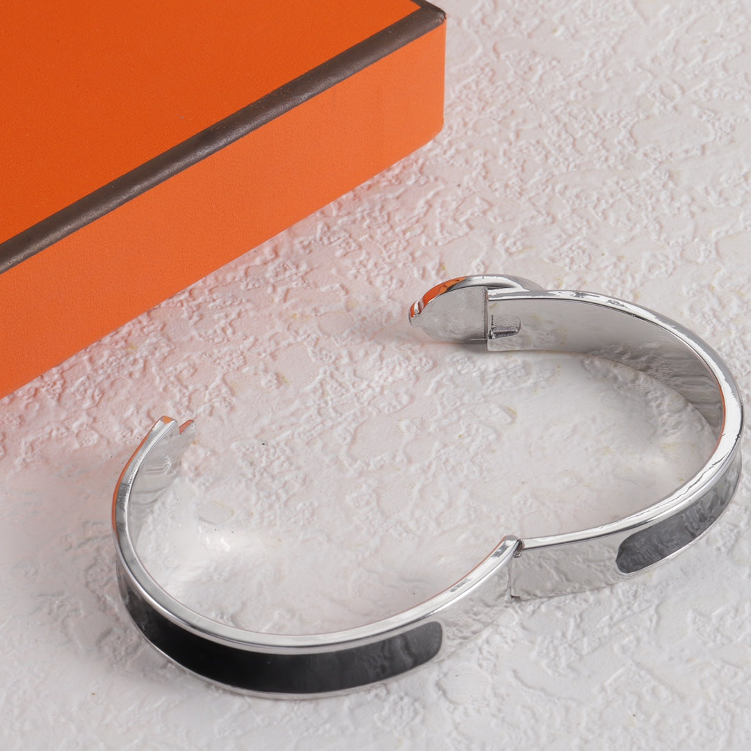 Clasp enamel bracelet