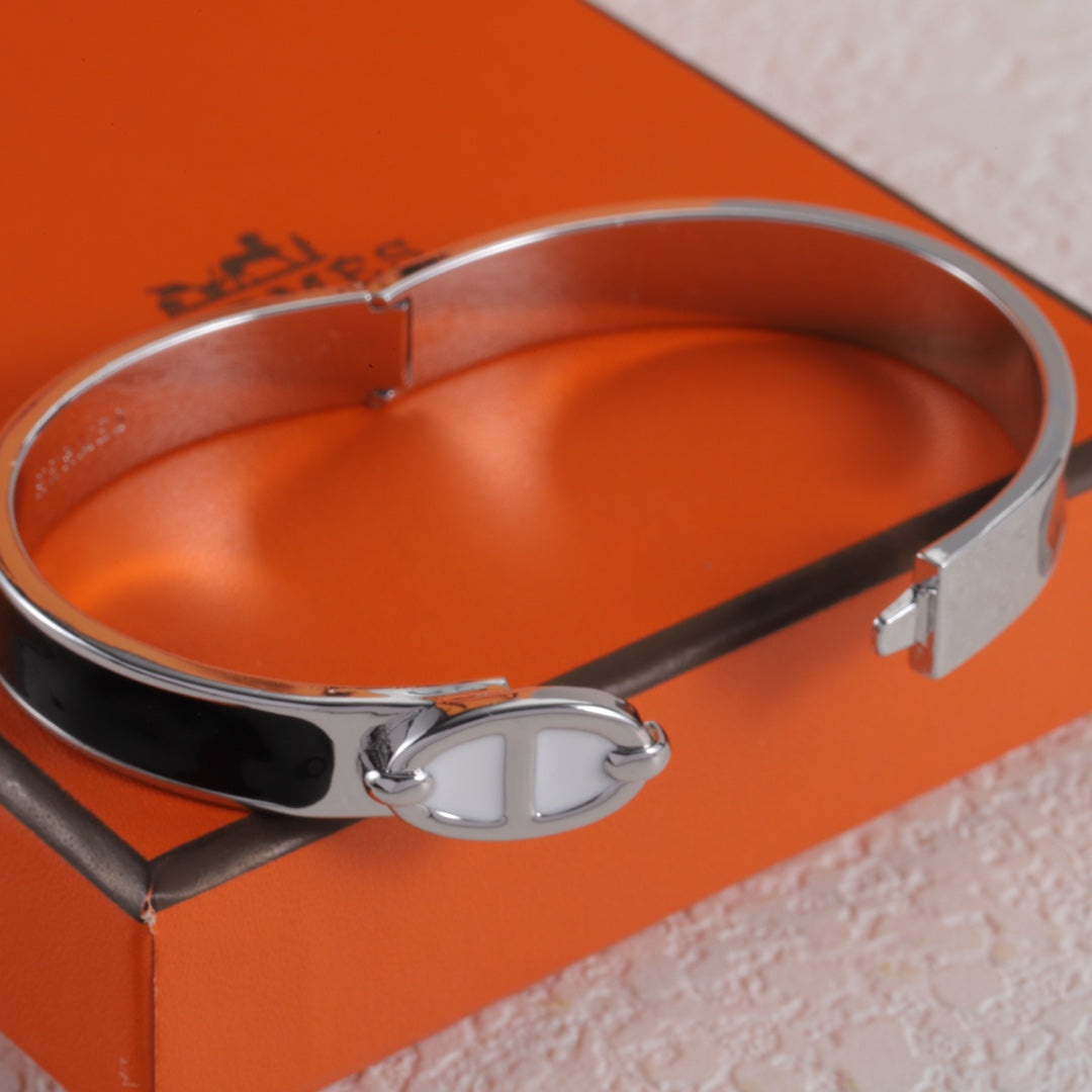 Clasp enamel bracelet