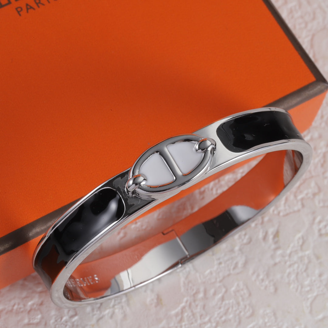 Clasp enamel bracelet