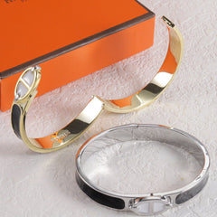 Clasp enamel bracelet
